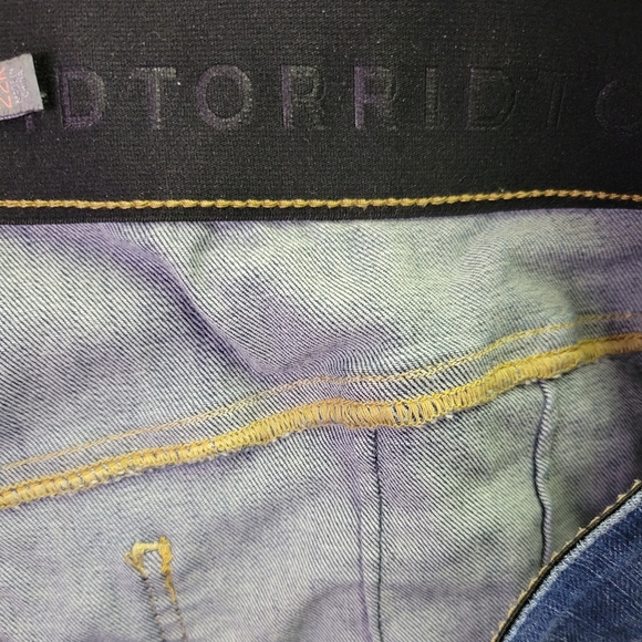 Torrid Women's Distressed Denim "Bombshell Skinny" Premium Stretch Jeans sz 22R - Picture 9 of 10